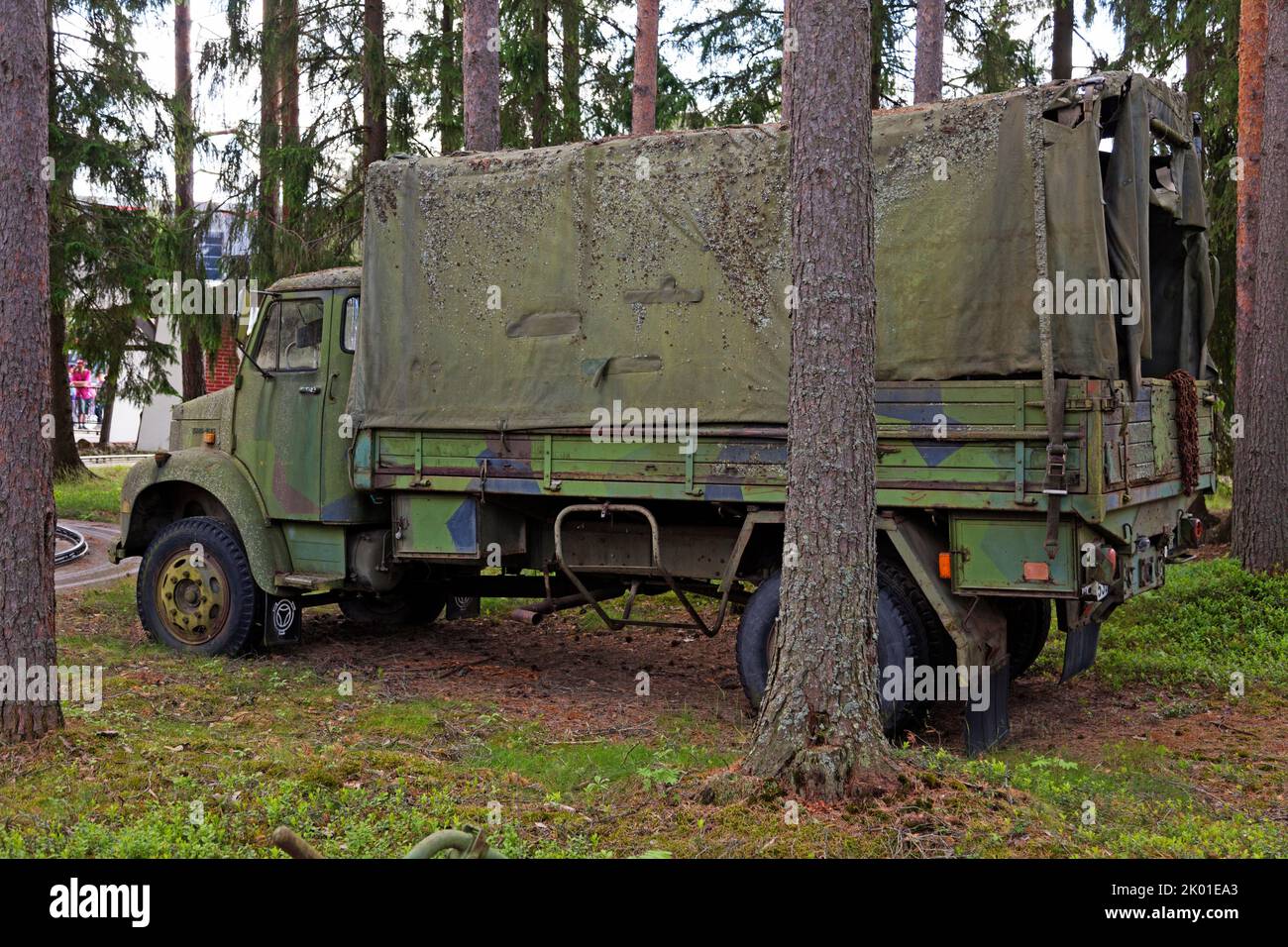 Powerpark, Finnland - 20. Juni 2022: Militärfahrzeug mit Tarnung auf kleinem Waldgelände Stockfoto
