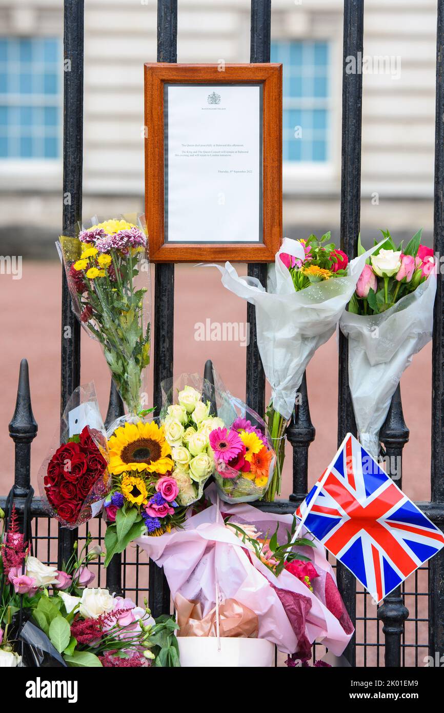 London, Großbritannien. 9. September 2022. Die offizielle Bekanntgabe des Todes der Königin vor dem Buckingham Palace, London, nach dem Tod von Königin Elizabeth II. Am Donnerstag. Bilddatum: Freitag, 9. September 2022. Bildnachweis sollte lauten: Matt Crossick/Empics/Alamy Live News Stockfoto