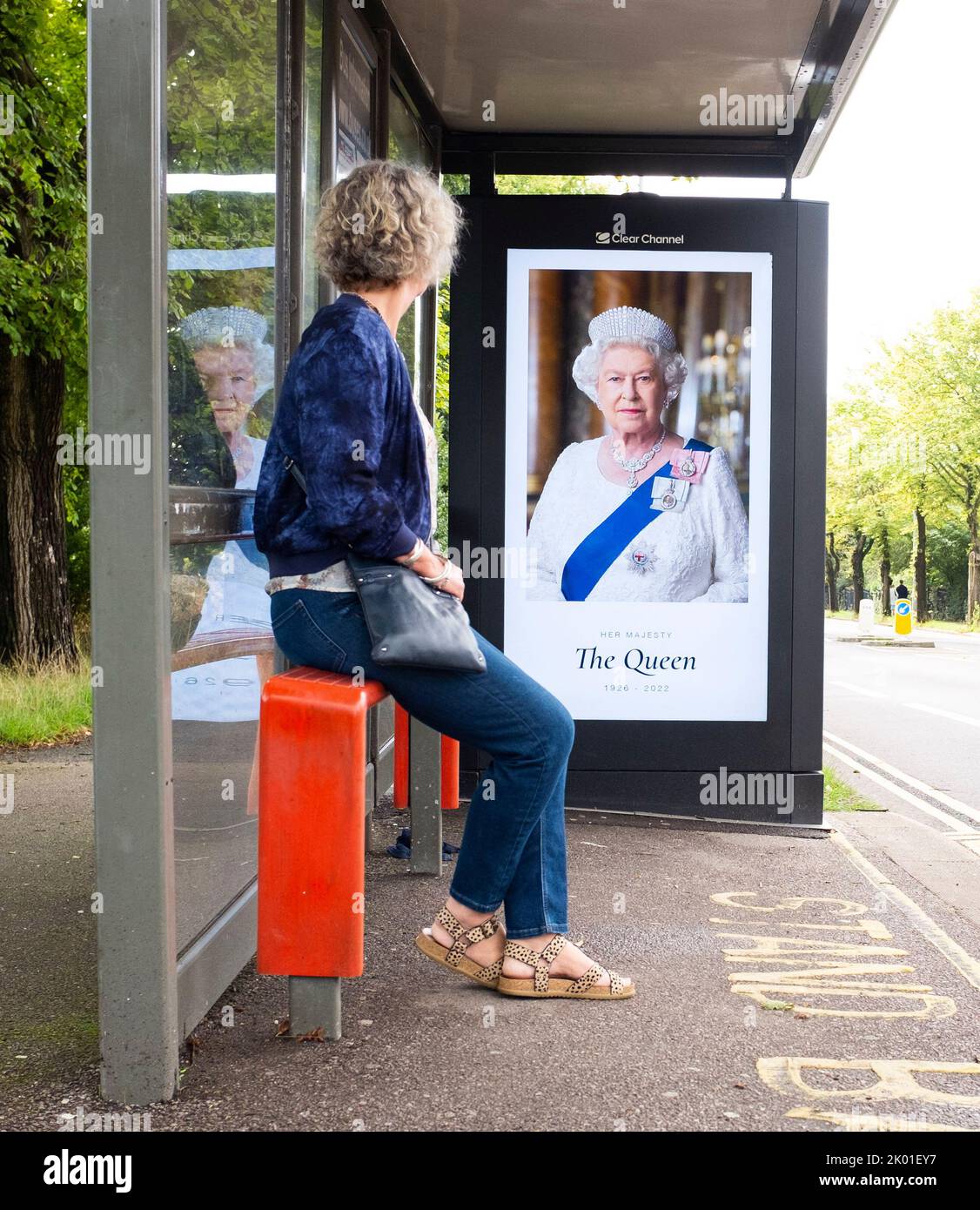 Brighton UK 9.. September 2022 - Eine Hommage an die Königin an eine Bushaltestelle in Brighton heute nach ihrem Tod im Alter von 96 Jahren wurde gestern bekannt gegeben. Königin Elizabeth II. War die dienstälteste Monarchin der britischen Geschichte, die 70 Jahre lang regierte. : Credit Simon Dack / Alamy Live News Stockfoto