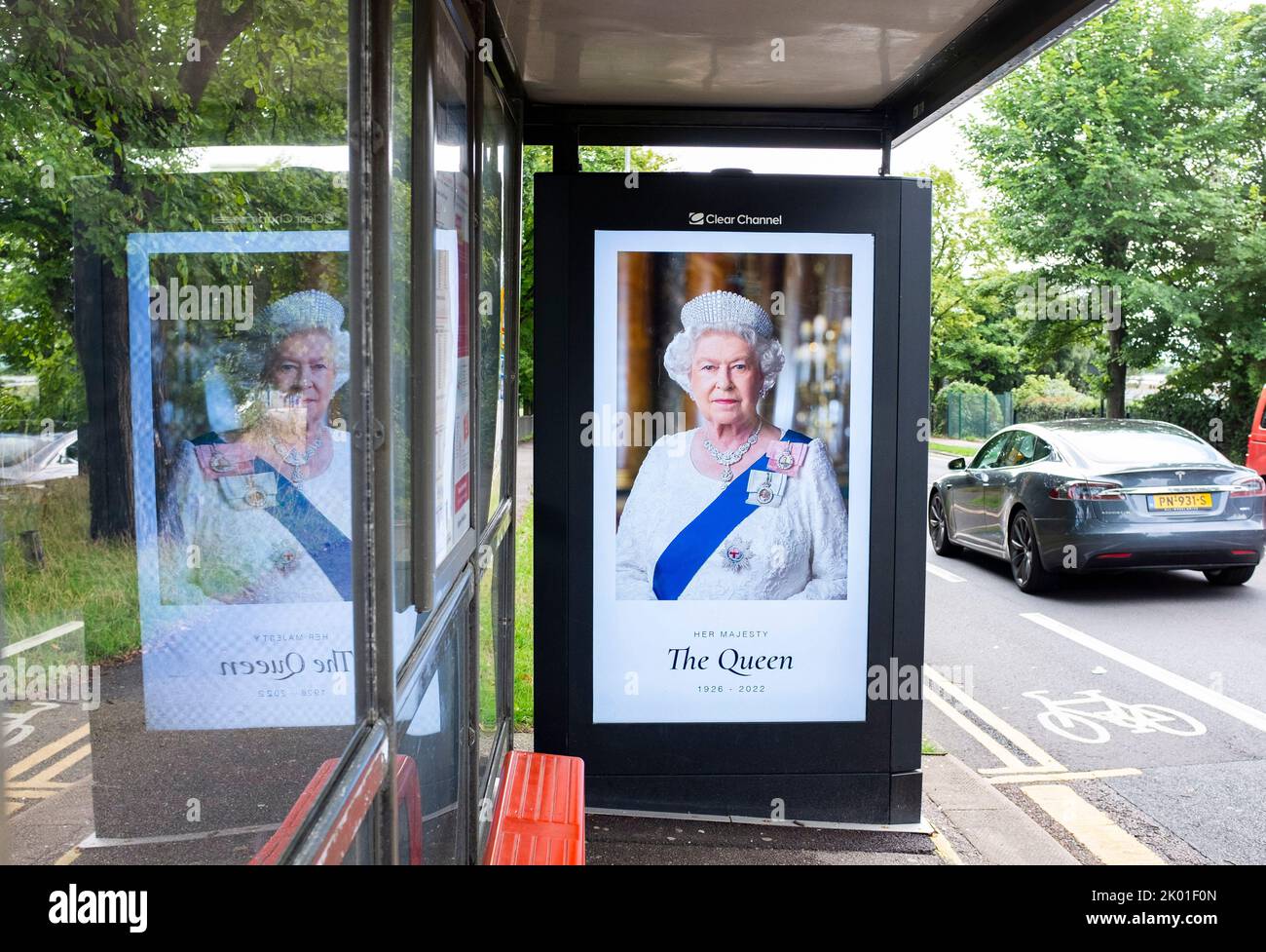 Brighton UK 9.. September 2022 - Eine Hommage an die Königin an eine Bushaltestelle in Brighton heute nach ihrem Tod im Alter von 96 Jahren wurde gestern bekannt gegeben. Königin Elizabeth II. War die dienstälteste Monarchin der britischen Geschichte, die 70 Jahre lang regierte. : Credit Simon Dack / Alamy Live News Stockfoto