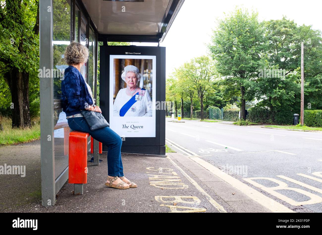 Brighton UK 9.. September 2022 - Eine Hommage an die Königin an eine Bushaltestelle in Brighton heute nach ihrem Tod im Alter von 96 Jahren wurde gestern bekannt gegeben. Königin Elizabeth II. War die dienstälteste Monarchin der britischen Geschichte, die 70 Jahre lang regierte. : Credit Simon Dack / Alamy Live News Stockfoto