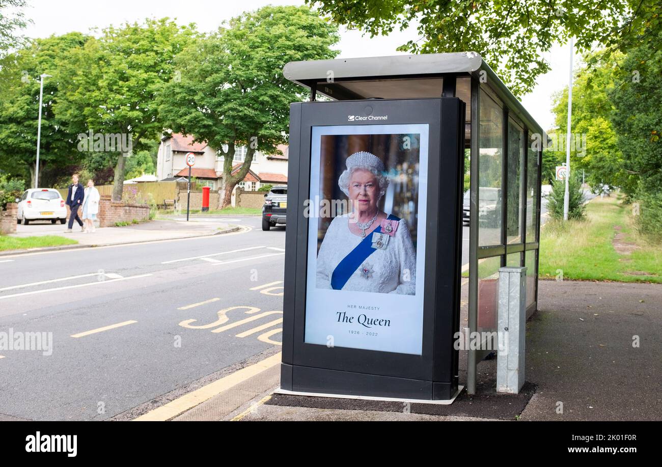 Brighton UK 9.. September 2022 - Eine Hommage an die Königin an eine Bushaltestelle in Brighton heute nach ihrem Tod im Alter von 96 Jahren wurde gestern bekannt gegeben. Königin Elizabeth II. War die dienstälteste Monarchin der britischen Geschichte, die 70 Jahre lang regierte. : Credit Simon Dack / Alamy Live News Stockfoto
