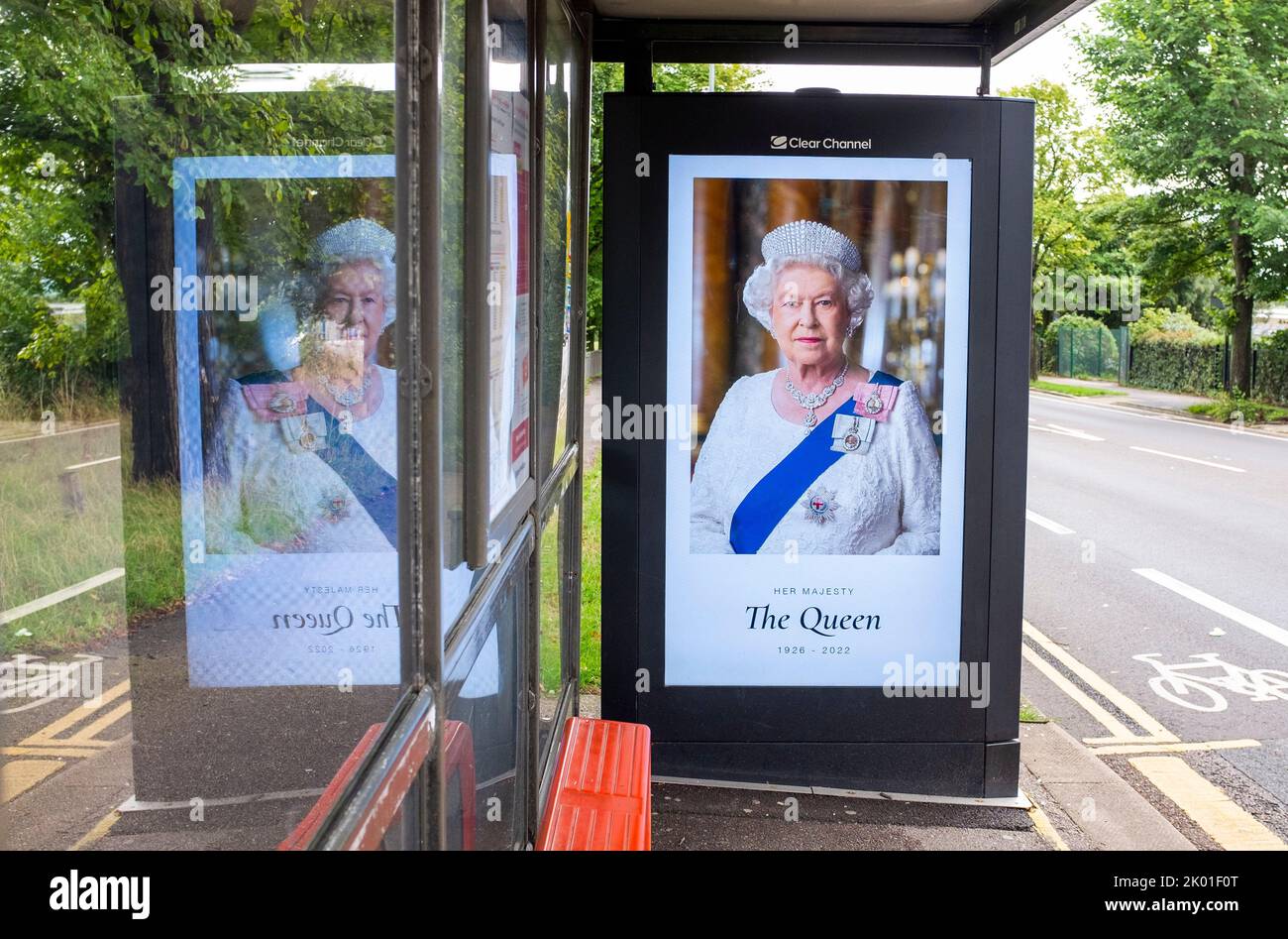 Brighton UK 9.. September 2022 - Eine Hommage an die Königin an eine Bushaltestelle in Brighton heute nach ihrem Tod im Alter von 96 Jahren wurde gestern bekannt gegeben. Königin Elizabeth II. War die dienstälteste Monarchin der britischen Geschichte, die 70 Jahre lang regierte. : Credit Simon Dack / Alamy Live News Stockfoto