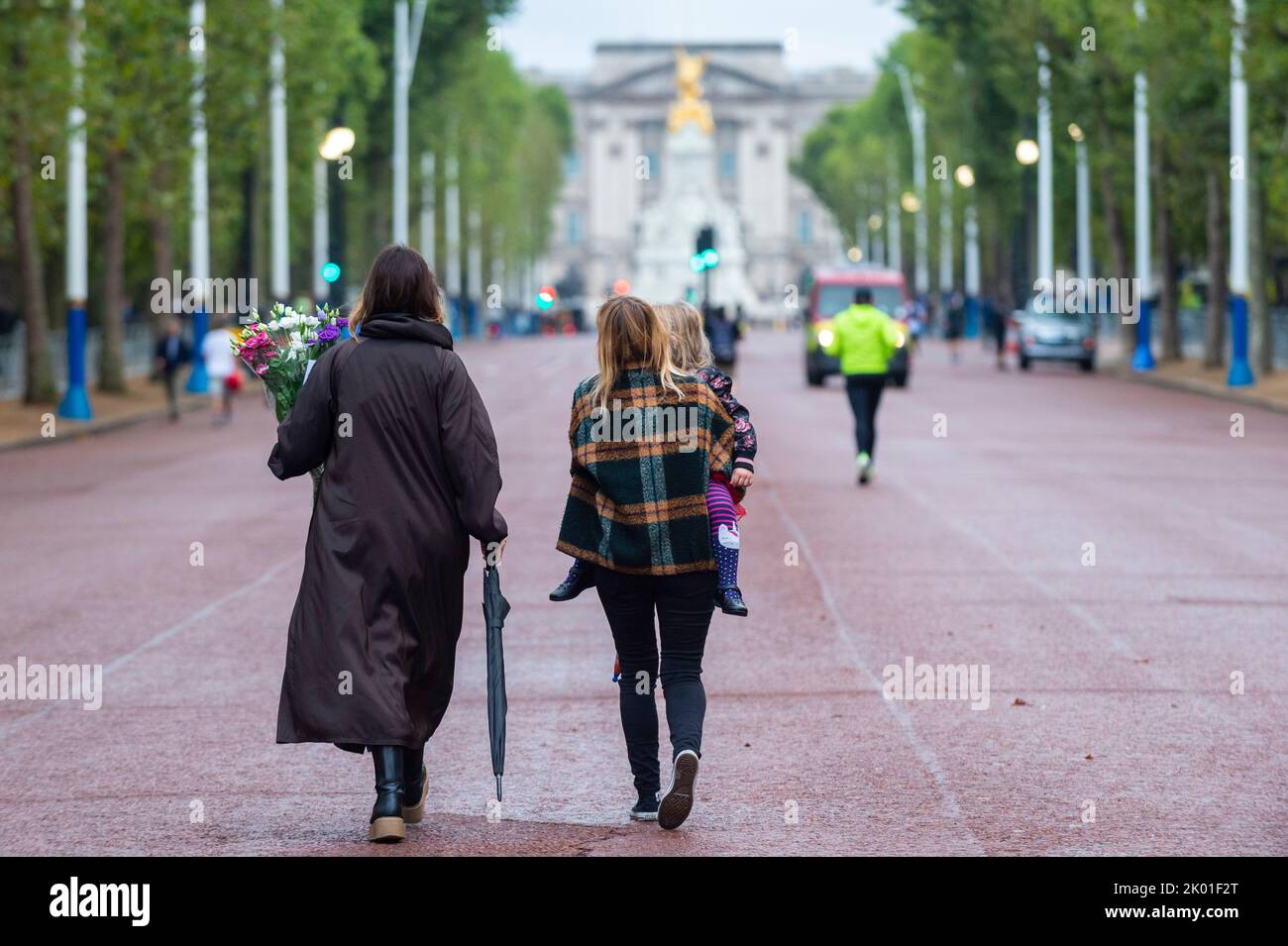 London, Großbritannien. 9. September 2022. Eine Frau, die mit Blumen