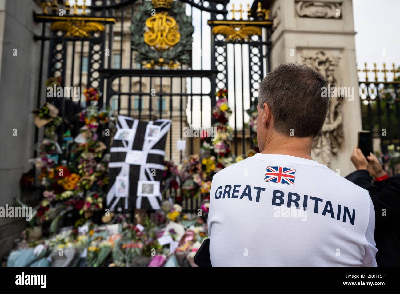 London, Großbritannien. 9. September 2022. Ein Mann blickt auf Blumen vor dem Buckingham Palace. Am Vortag wurde bekannt gegeben, dass Königin Elizabeth II., die am längsten regierende Monarchin der britischen Geschichte, im Alter von 96 Jahren in Balmoral, Schottland, gestorben war. Ihr Sohn, der jetzt König Karl III. Genannt wird, wird ihr die Nachfolge antreten. Kredit: Stephen Chung / Alamy Live Nachrichten Stockfoto