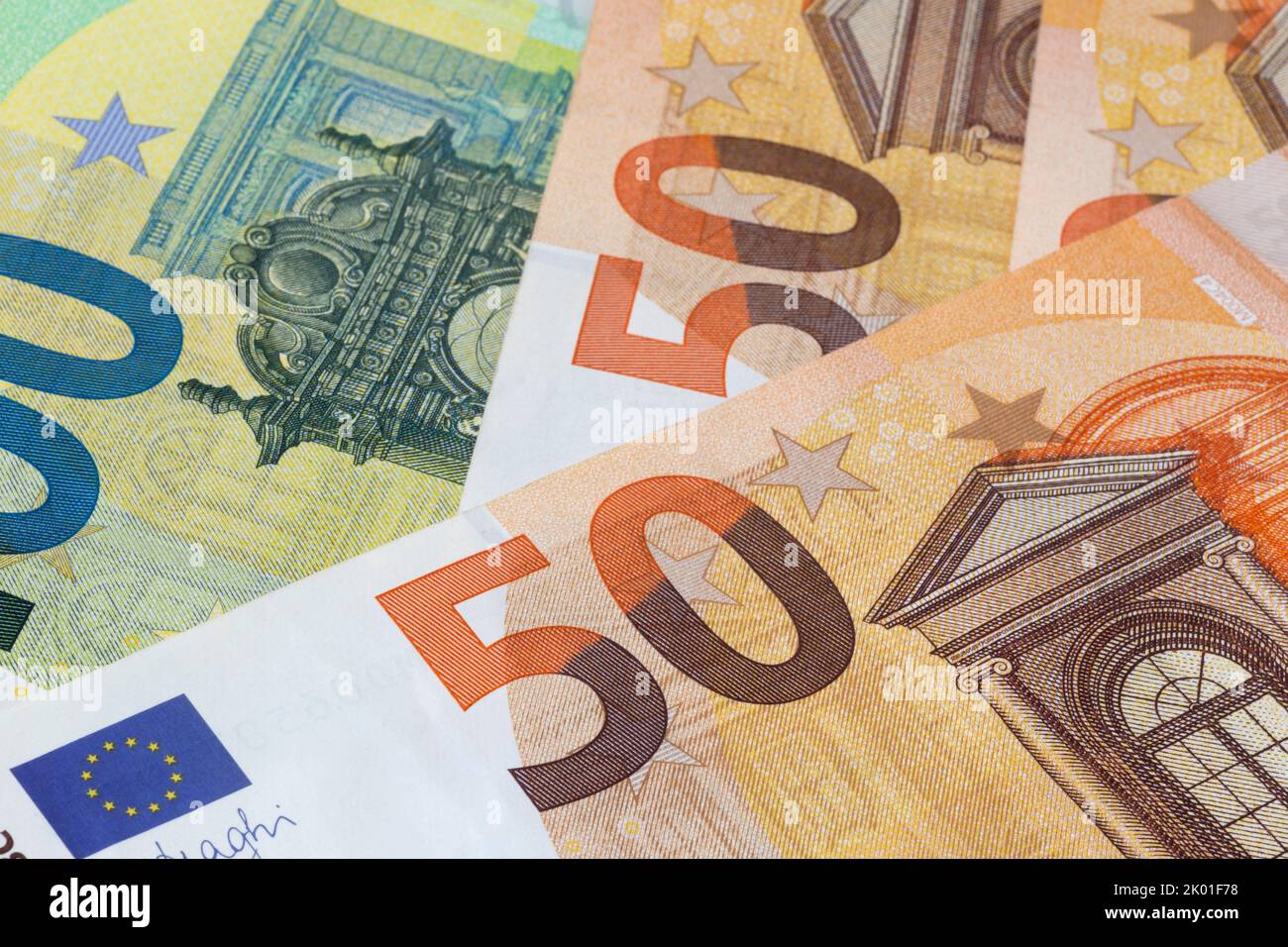 Nahaufnahme von mehreren hundert- und fünfzig-Euro-Banknoten Stockfoto