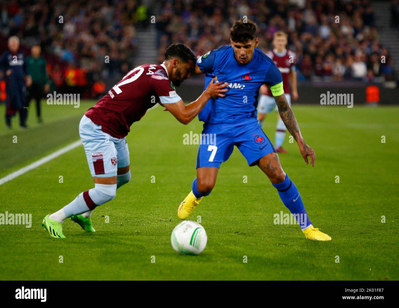 L-R West Ham United sagte, Benrahma und Florinel Coman vom Fotbal Club FCSB im Einsatz während des Fußballspieles der UEFA Europa Conference League Gruppe B Stockfoto