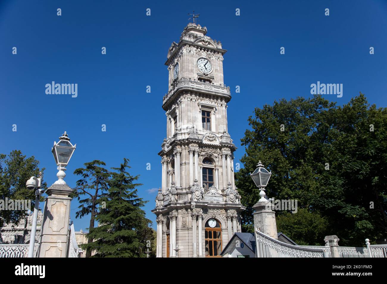 Istanbul, Türkei - 06-30-2022:Dolmabahce Palast historischer Uhrenturm. Stockfoto