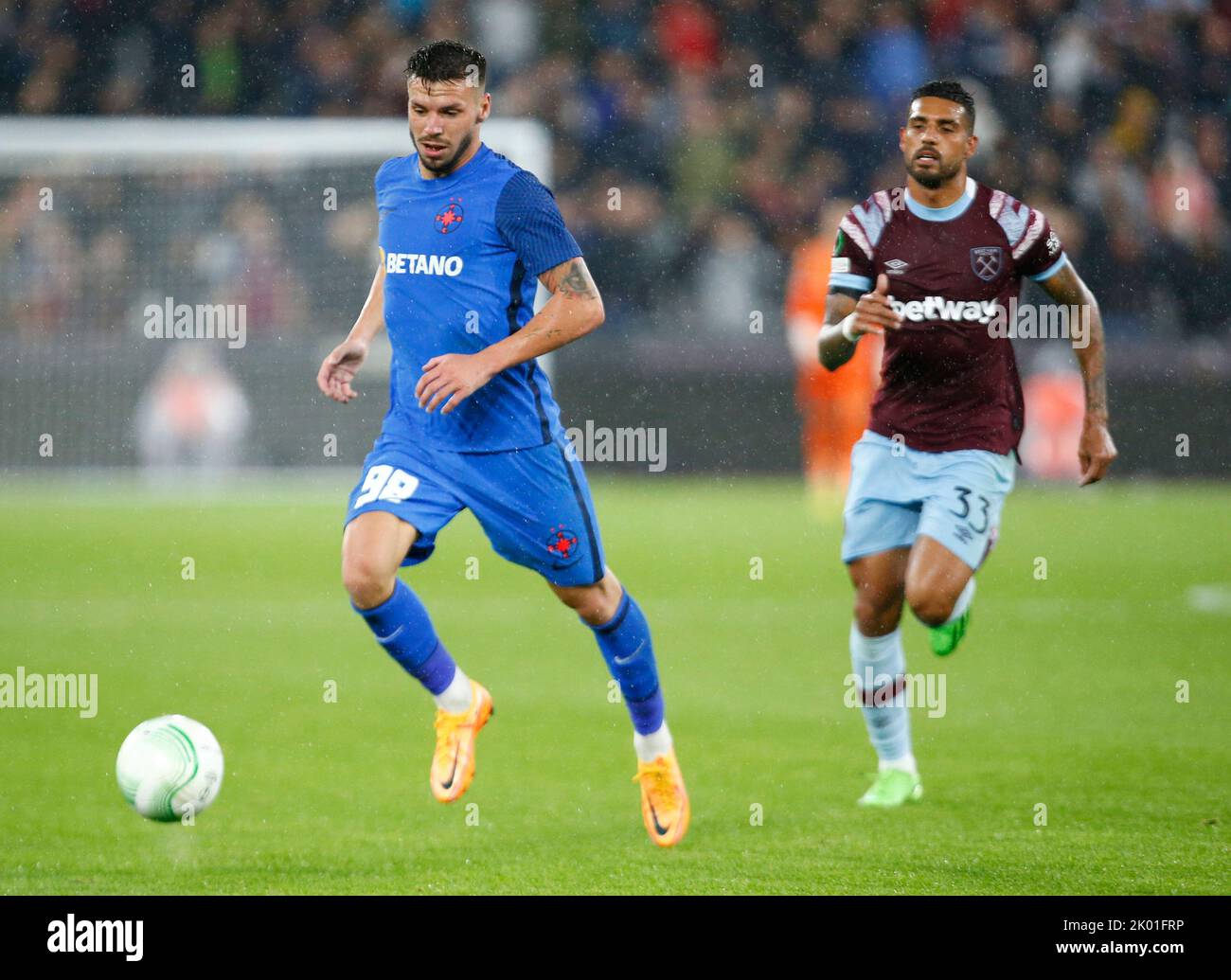 Andrei Cordea vom Fotbal Club FCSB im Einsatz während des Fußballmatches der Gruppe B der UEFA Europa Conference League zwischen West Ham United und dem Fotbal Club FCS Stockfoto