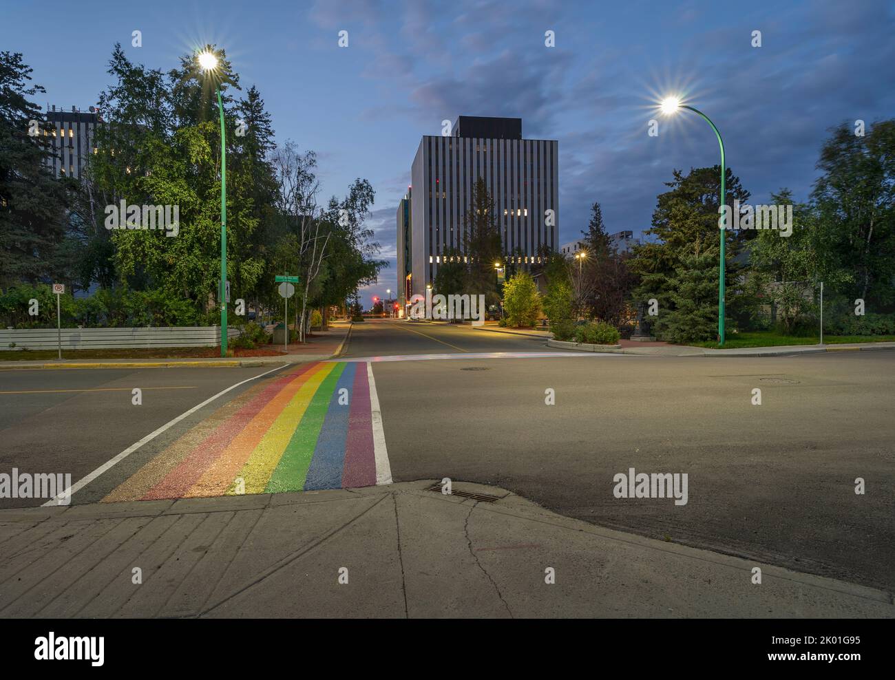 Downtown Yellowknife, Northwest Territories bei Dämmerung mit einem Regenbogenquerstrek Stockfoto