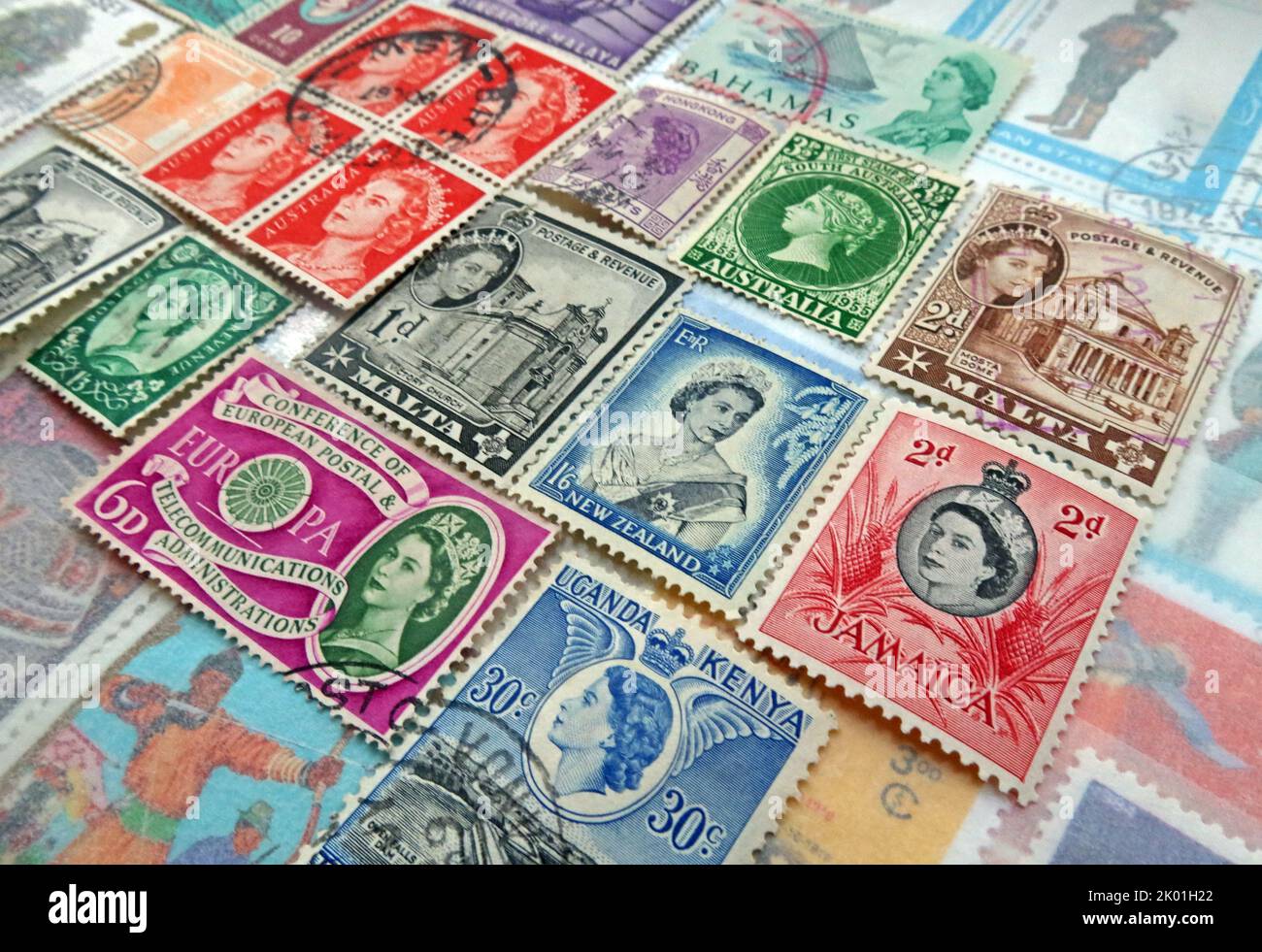 Commonwealth & British Empire Briefmarken aus vielen Nationen und Ländern mit Königin Elizabeths Kopf im Laufe der Jahre er Stockfoto