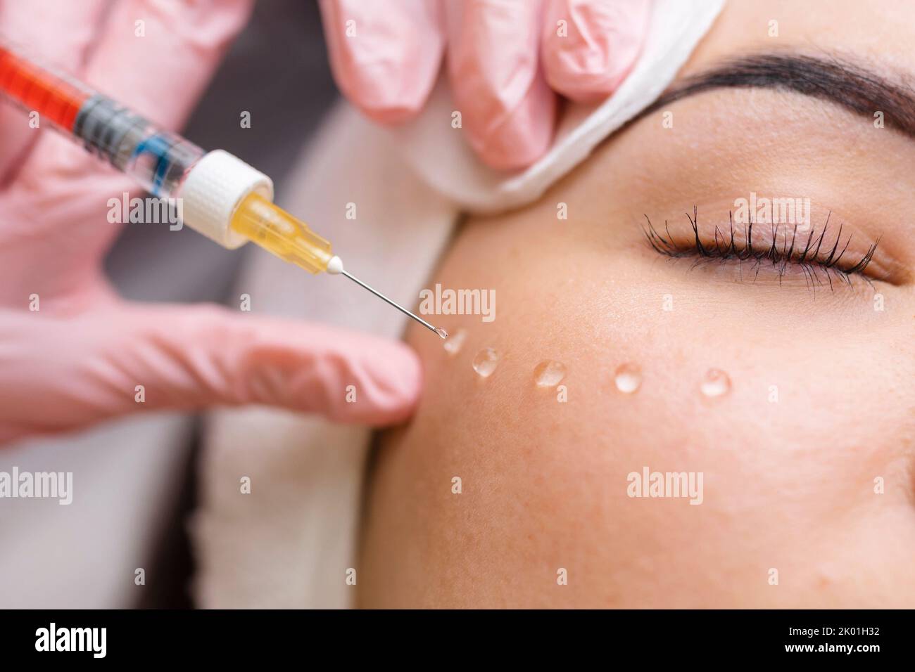 Kosmetologe macht verjüngende Anti-Falten-Injektionen auf das Gesicht einer schönen Frau. Weibliche ästhetische Kosmetologie in einem Schönheitssalon. Stockfoto