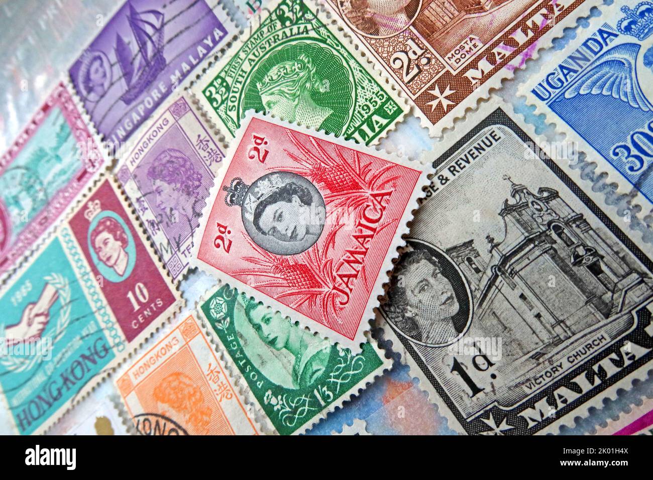 Commonwealth & British Empire Briefmarken aus vielen Nationen und Ländern mit Königin Elizabeths Kopf im Laufe der Jahre er Stockfoto