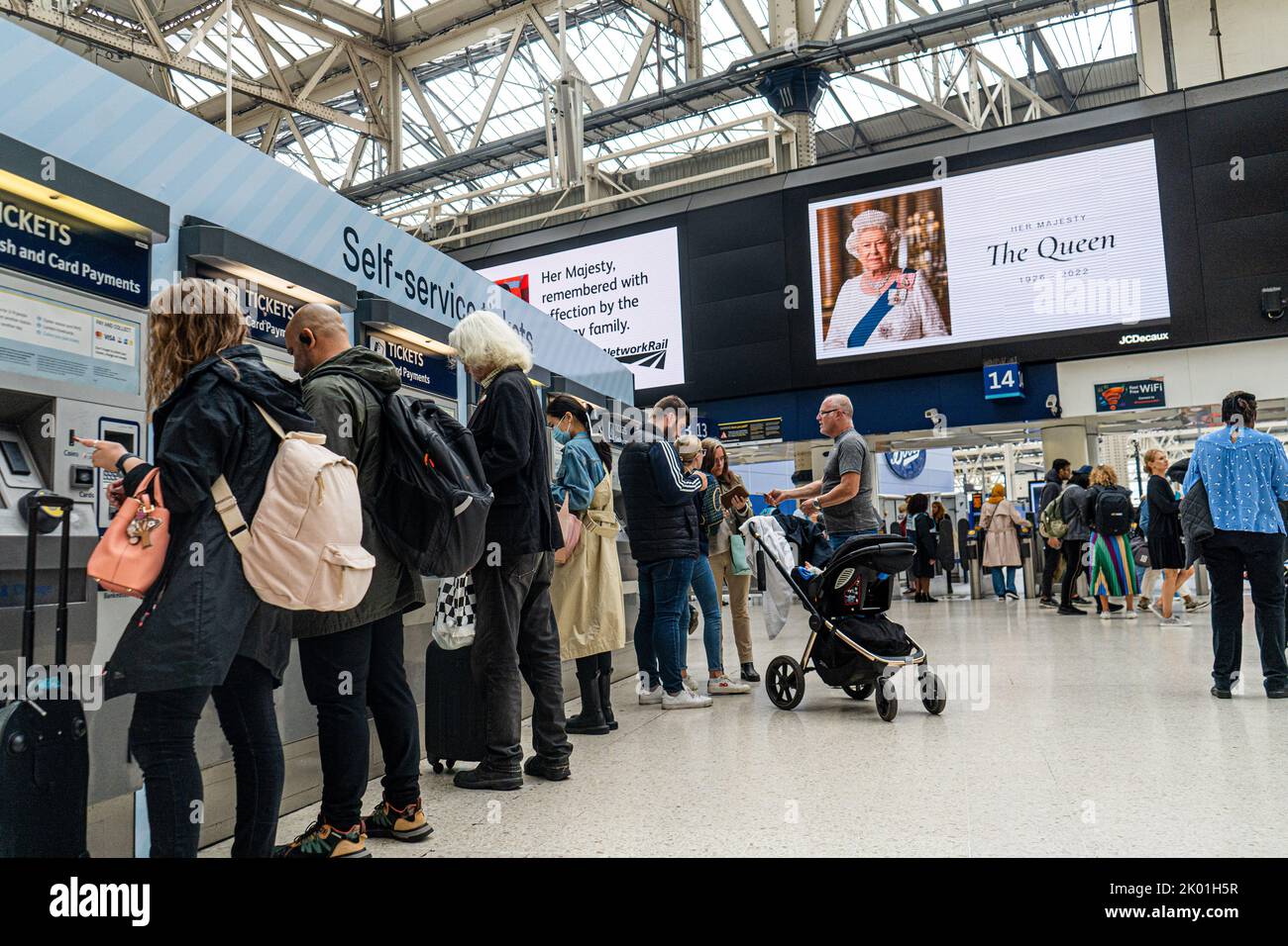 London, Großbritannien. 9. September 2022. Ein Porträt Ihrer Majestät Königin Elizabeth II. Wird in Waterloo Station London zu Ehren der Nation gezeigt, die eine 10-tägige Trauerperiode beginnt. Königin Elizabeth starb am Mittwoch 8 September, die die am längsten im Dienst britischen Monarchen und wird von ihrem Sohn nachgefolgt werden. Kredit: amer ghazzal/Alamy Live Nachrichten Stockfoto