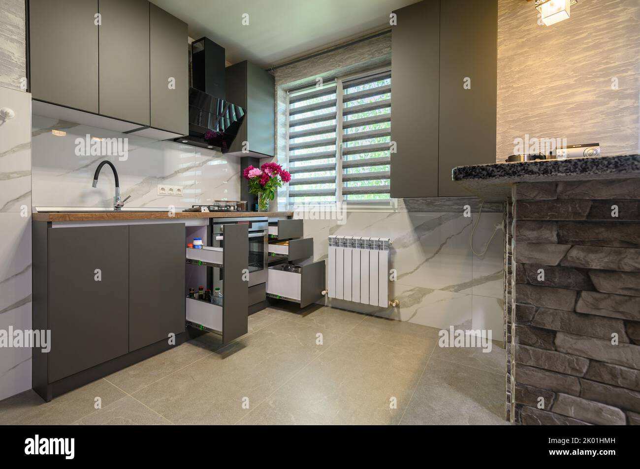 Interieur der modernen trendigen grauen Küche Stockfoto