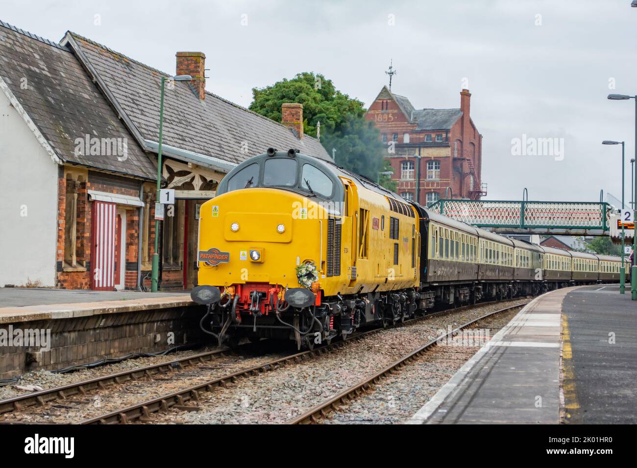 Newtown Powys, Wales, UK; September 9 2022: Dies ist der kambrische Küstenexpress, der Newtown Powys auf dem Weg nach Pwllheli passiert. Der vordere Motor dämmerte aus Respekt vor der Königin, die am Tag zuvor verstorben war, einen Kranz an. Kredit: H18PDW Fotografie/Alamy Live Nachrichten Stockfoto