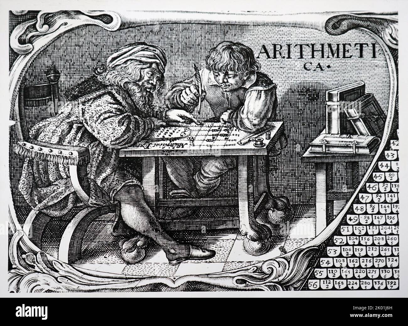 Kaufmann und sein Sachbearbeiter mit Hilfe einer in Form eines Abakus gekennzeichneten Berechnungstabelle. Vignette aus einer Multiplizierungstabelle, die 1630 veröffentlicht wurde. Stockfoto
