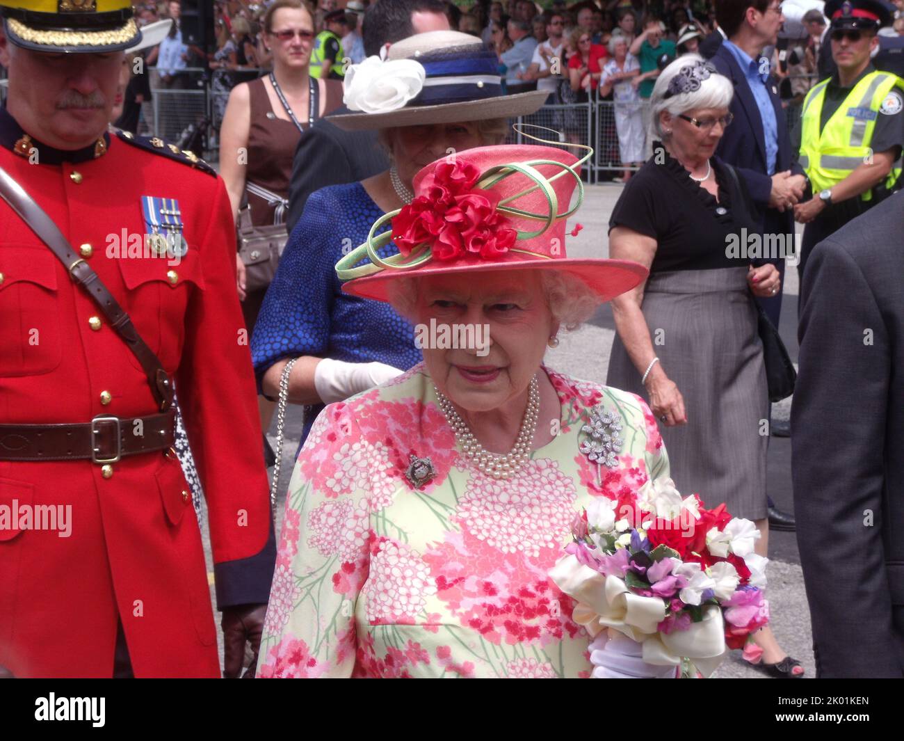 Königlicher Besuch in Toronto 2010 - Queen Elizabeth II im Queen's Park - Foto von Ibagli. Stockfoto