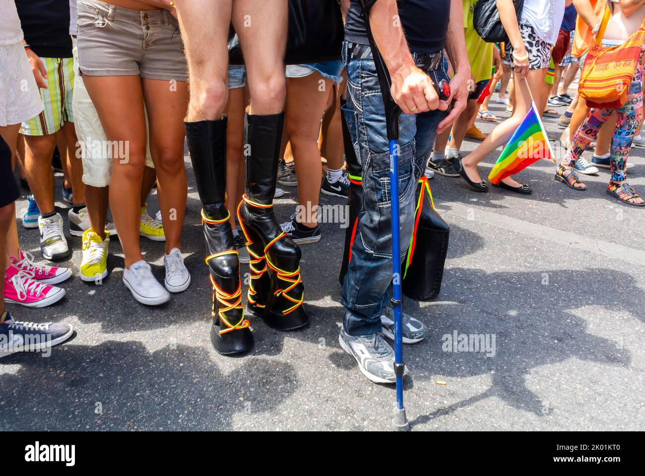 Marseille, Frankreich, Massenmarsch in LGBTQI Euro-Pride March, Detail, Füße, Sneakers, Europe Equality, Auf der Straße Stockfoto