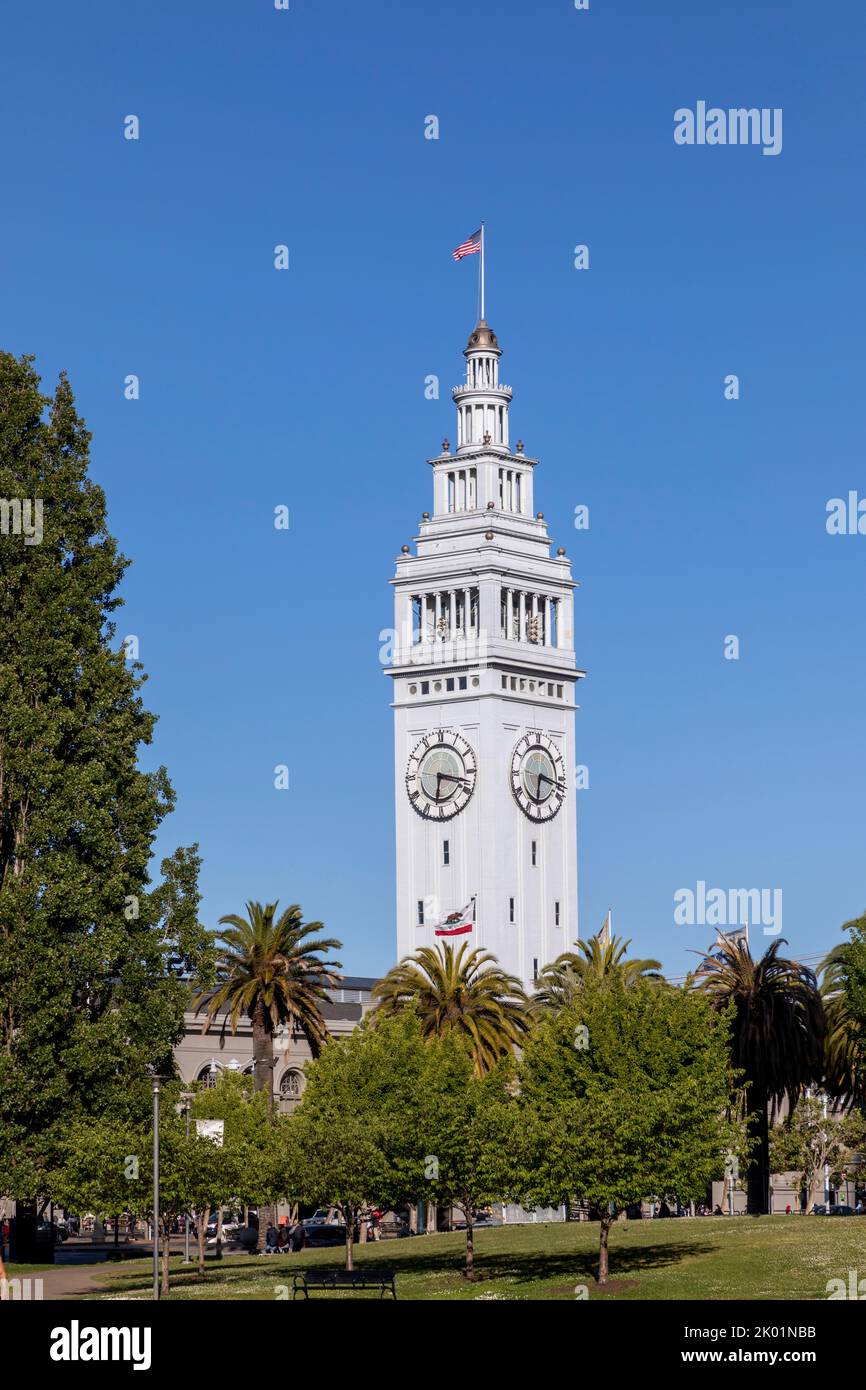 Uhrturm am San Francisco Ferry Building. Es ist ein Terminal für Fähren, die über die Bucht von San Francisco fahren. Stockfoto