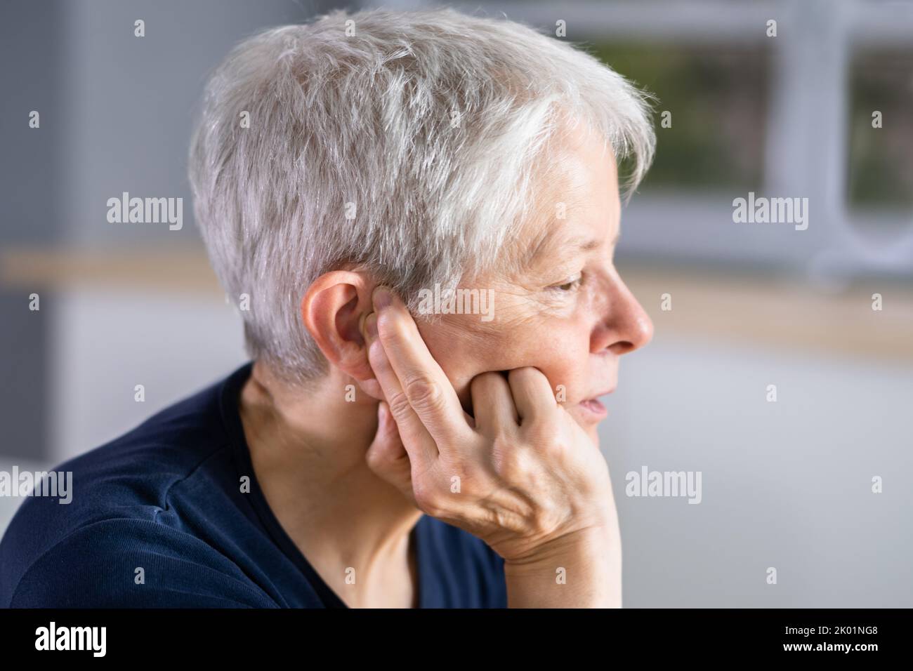 Hörgerät Und Schmerzhaftes Ohr Ache. Hörproblem Stockfoto