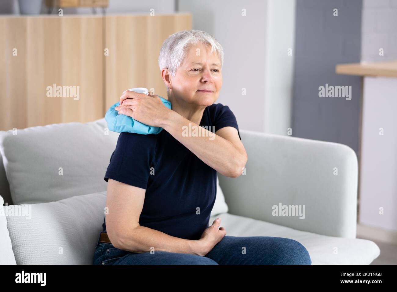 Anwendung Von Ice Pack Cold Therapy Gel Für Schulterverletzungen Stockfoto