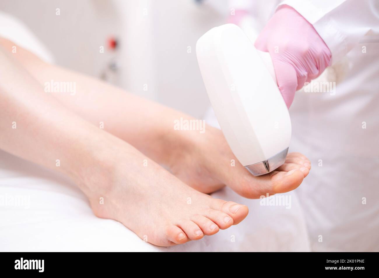 Diodenlaser-Haarentfernung, Kosmetikerin entfernt Haare an schönen weiblichen Beinen, Haarentfernung für glatte Haut, Laserverfahren im Beauty-Studio oder in der Klinik Stockfoto