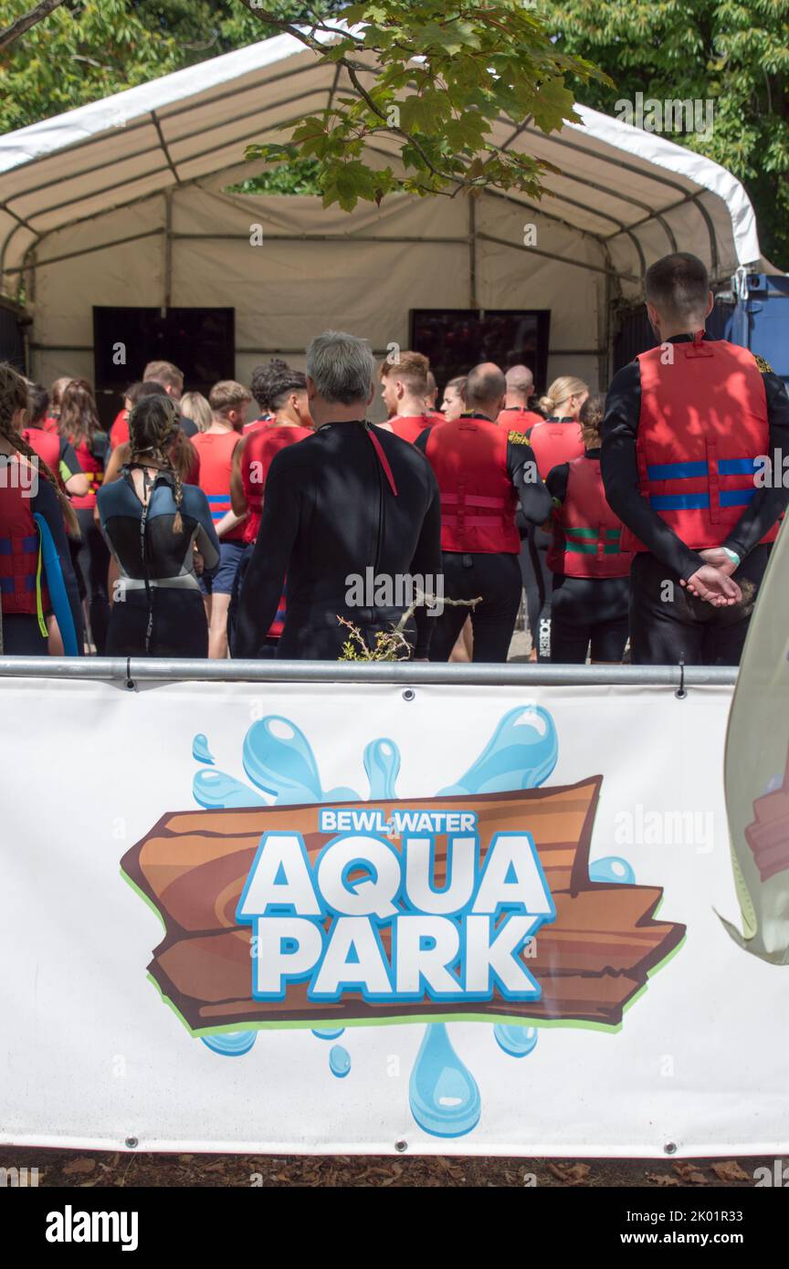 Personen hören sich die Sicherheitsunterweisung an, bevor sie den Wasserpark betreten Stockfoto