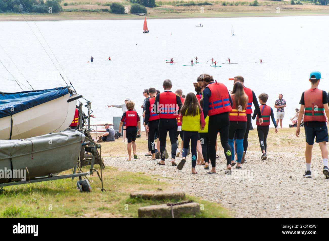 Menschen, die in den Aqua Park in Bewl Water eintreten Stockfoto