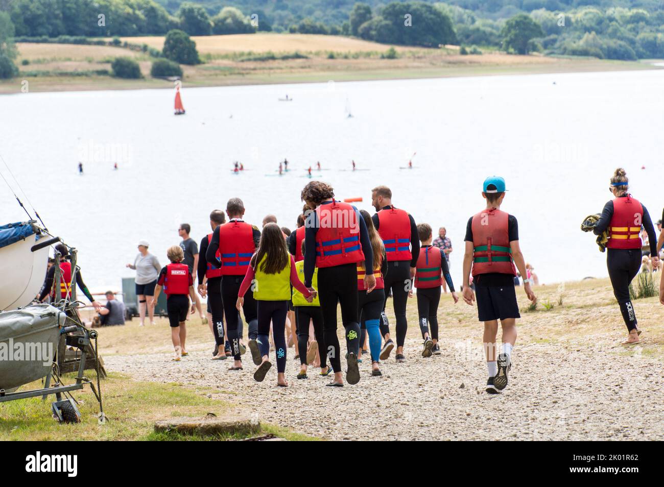 Menschen, die in den Aqua Park in Bewl Water eintreten Stockfoto