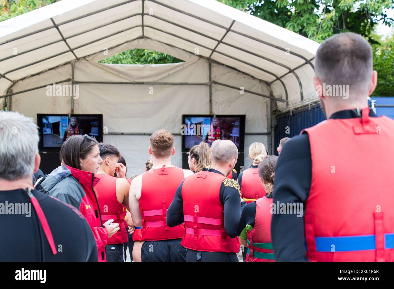 Menschen beobachten Sicherheitsunterweisung im Aqua Park Stockfoto