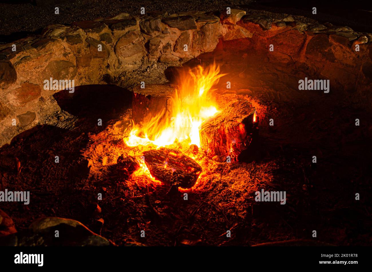 Brennende Holzstämme in einem Lagerfeuer in einer Feuerstelle. Stockfoto