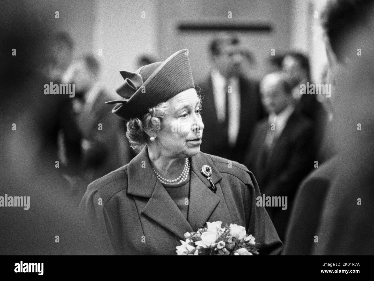 Queen Elizabeth II eröffnet im Oktober 1993 das neue Ingenieurgebäude (genannt Queen's Buildings) an der Cardiff University, Wales, Großbritannien. Archivfoto: Rob Watkins/Alamy Stockfoto