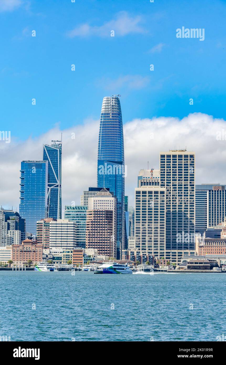 Eine San Francisco Bay Ferry vor der Skyline von San Francisco Stockfoto