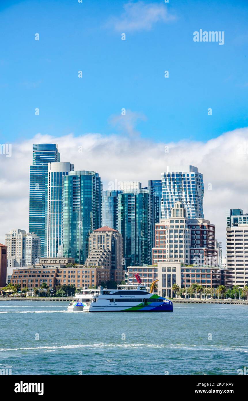 Eine San Francisco Bay Ferry vor der Skyline von San Francisco Stockfoto