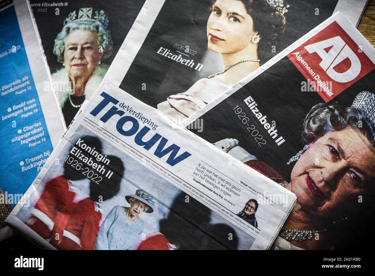 2022-09-09 10:16:06 ILLUSTRATIVE - Ein Zeitungsspiegel der niederländischen Zeitungen der Tag nach dem Tod von Königin Elizabeth II.. Die britische Königin starb im Alter von 96 Jahren nach einer Regierungszeit von 70 Jahren in Balmoral Castle. ANP / Hollandse Hoogte / Rob Engelaar niederlande Out - belgien Out Stockfoto