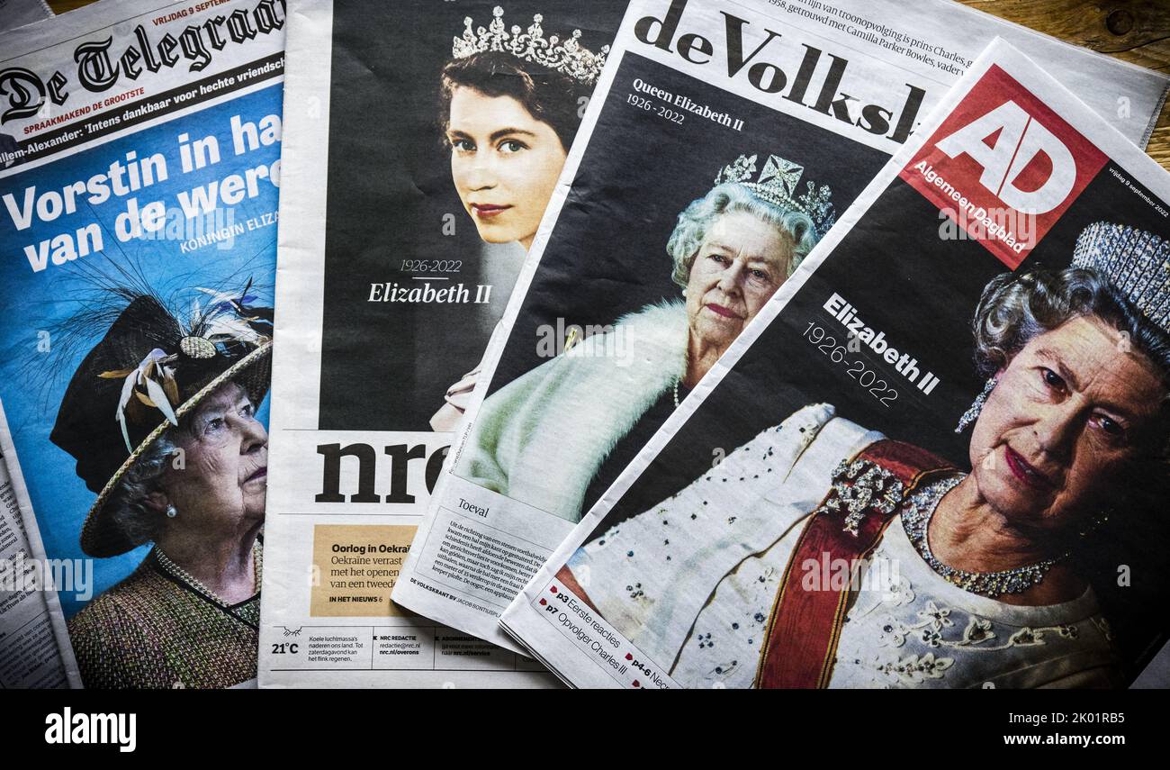 2022-09-09 10:16:49 ILLUSTRATIVE - Ein Zeitungsspiegel der niederländischen Zeitungen der Tag nach dem Tod von Königin Elizabeth II.. Die britische Königin starb im Alter von 96 Jahren nach einer Regierungszeit von 70 Jahren in Balmoral Castle. ANP / Hollandse Hoogte / Rob Engelaar niederlande Out - belgien Out Stockfoto