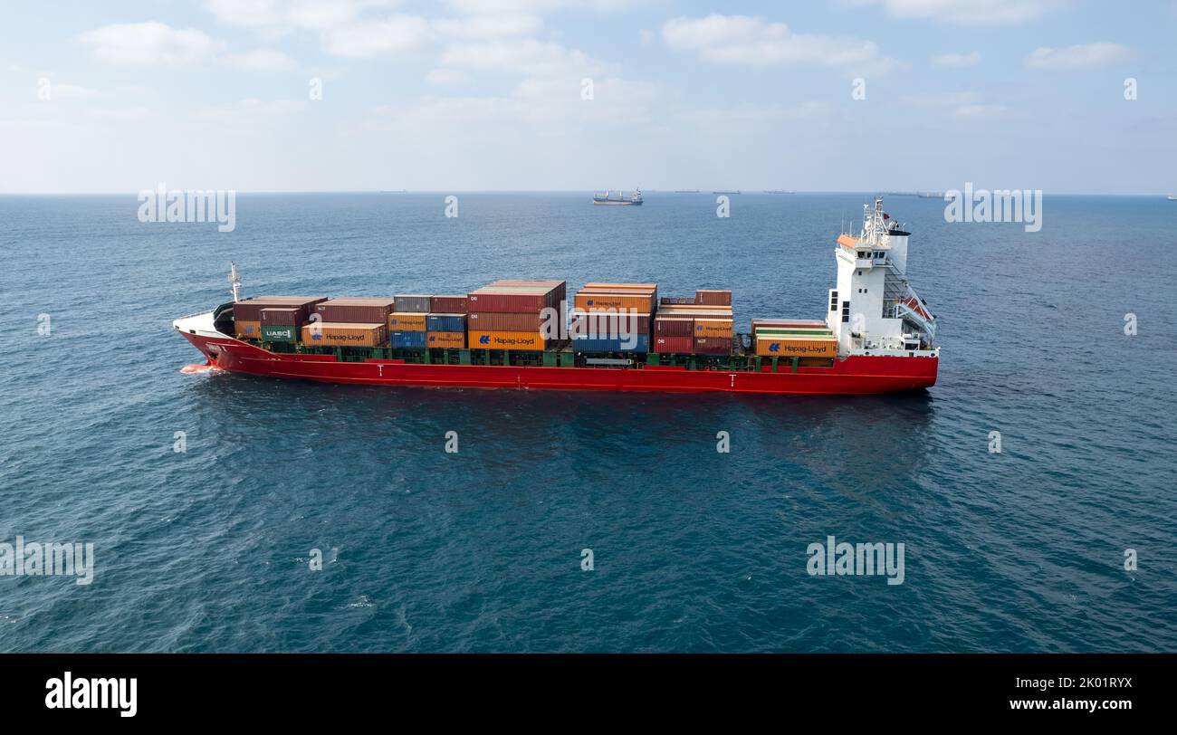 Mittelmeer - 3. August 2022: Internationale Container Frachtschiff, Übersee Frachttransport. Stockfoto