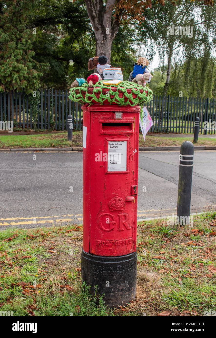 Eine gehäkelte „Post Box Topper“ in der Nähe der Marlborough Park Sonderschule. Sidcup. Stockfoto