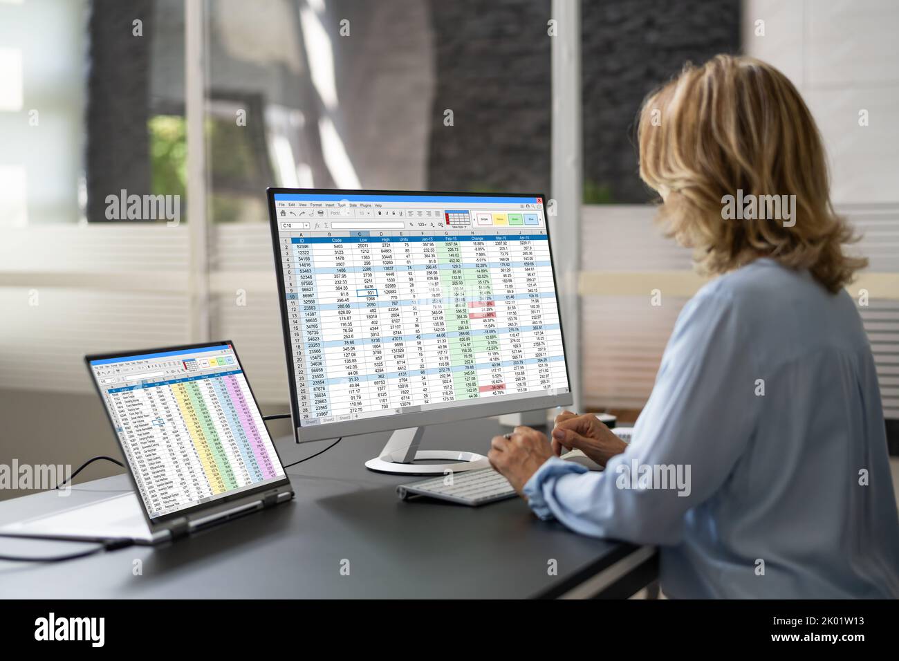 Data Analyst Woman Using Spreadsheet On Computer Stockfoto