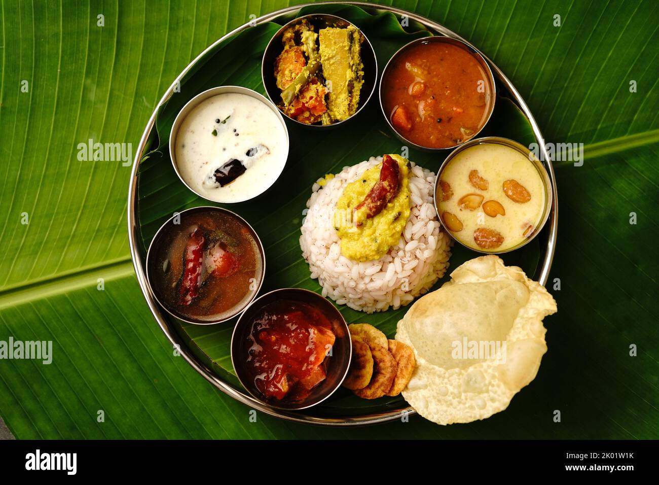 Kerala Ona sadya Onam Feast - vegetarisches Thali auf einem runden Teller mit Bananenblatt serviert Stockfoto