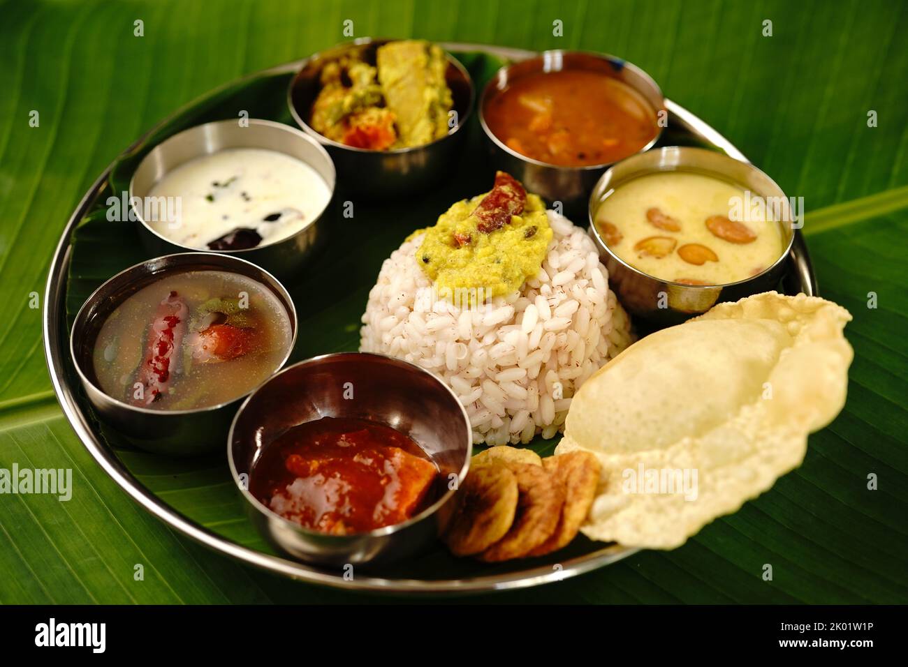 Kerala Ona sadya Onam Feast - vegetarisches Thali auf einem runden Teller mit Bananenblatt serviert Stockfoto