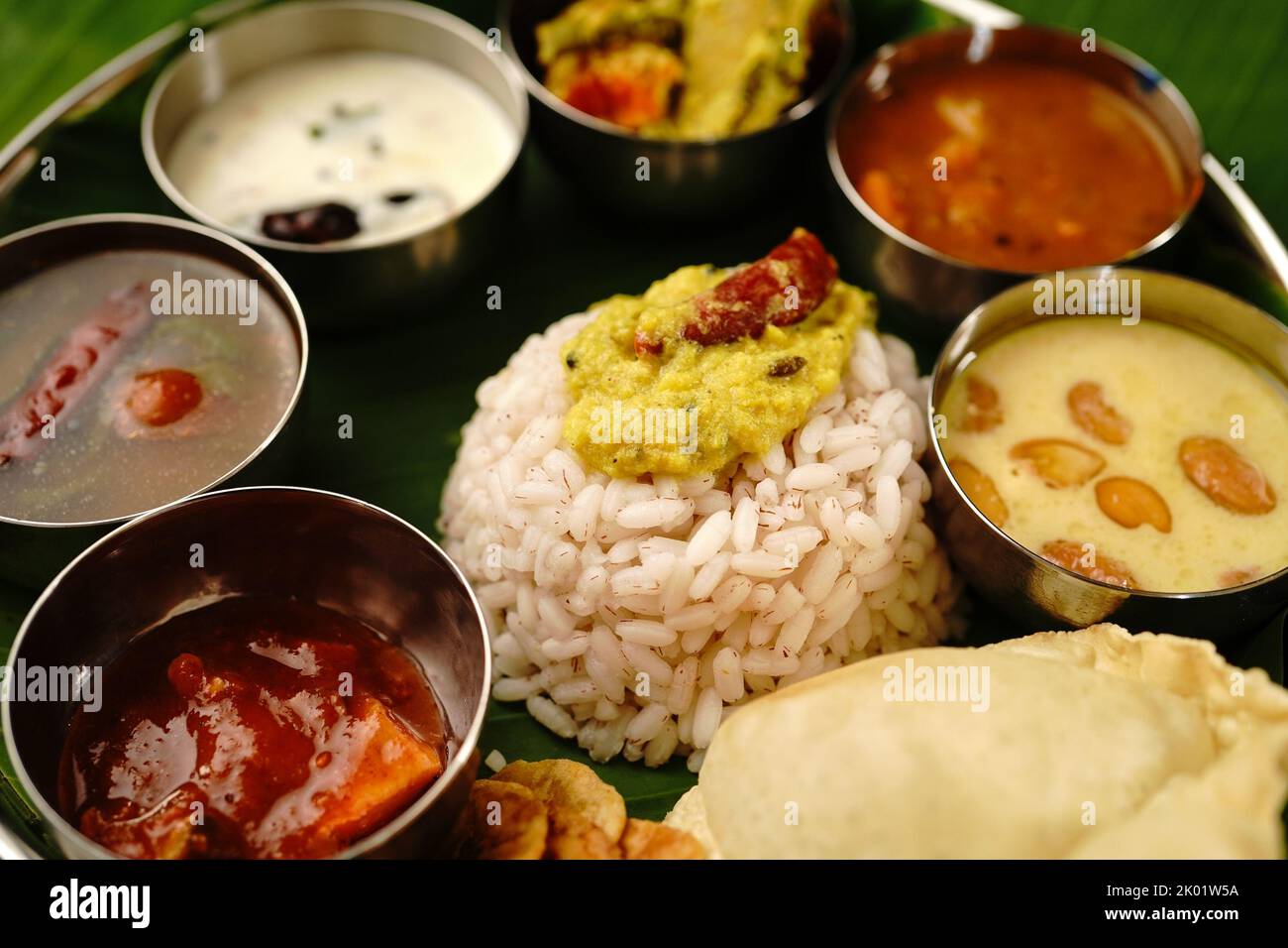 Kerala Ona sadya Onam Feast - vegetarisches Thali auf einem runden Teller mit Bananenblatt serviert Stockfoto