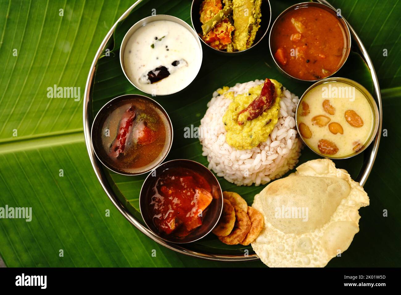 Kerala Ona sadya Onam Feast - vegetarisches Thali auf einem runden Teller mit Bananenblatt serviert Stockfoto