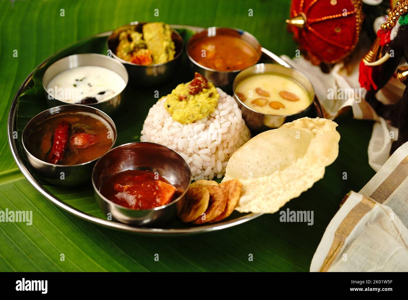 Kerala Ona sadya Onam Feast - vegetarisches Thali auf einem runden Teller mit Bananenblatt serviert Stockfoto
