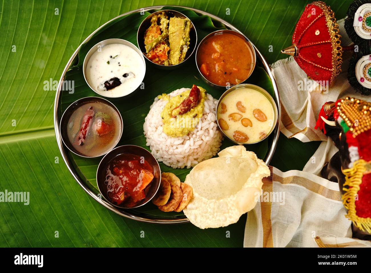 Kerala Ona sadya Onam Feast - vegetarisches Thali auf einem runden Teller mit Bananenblatt serviert Stockfoto