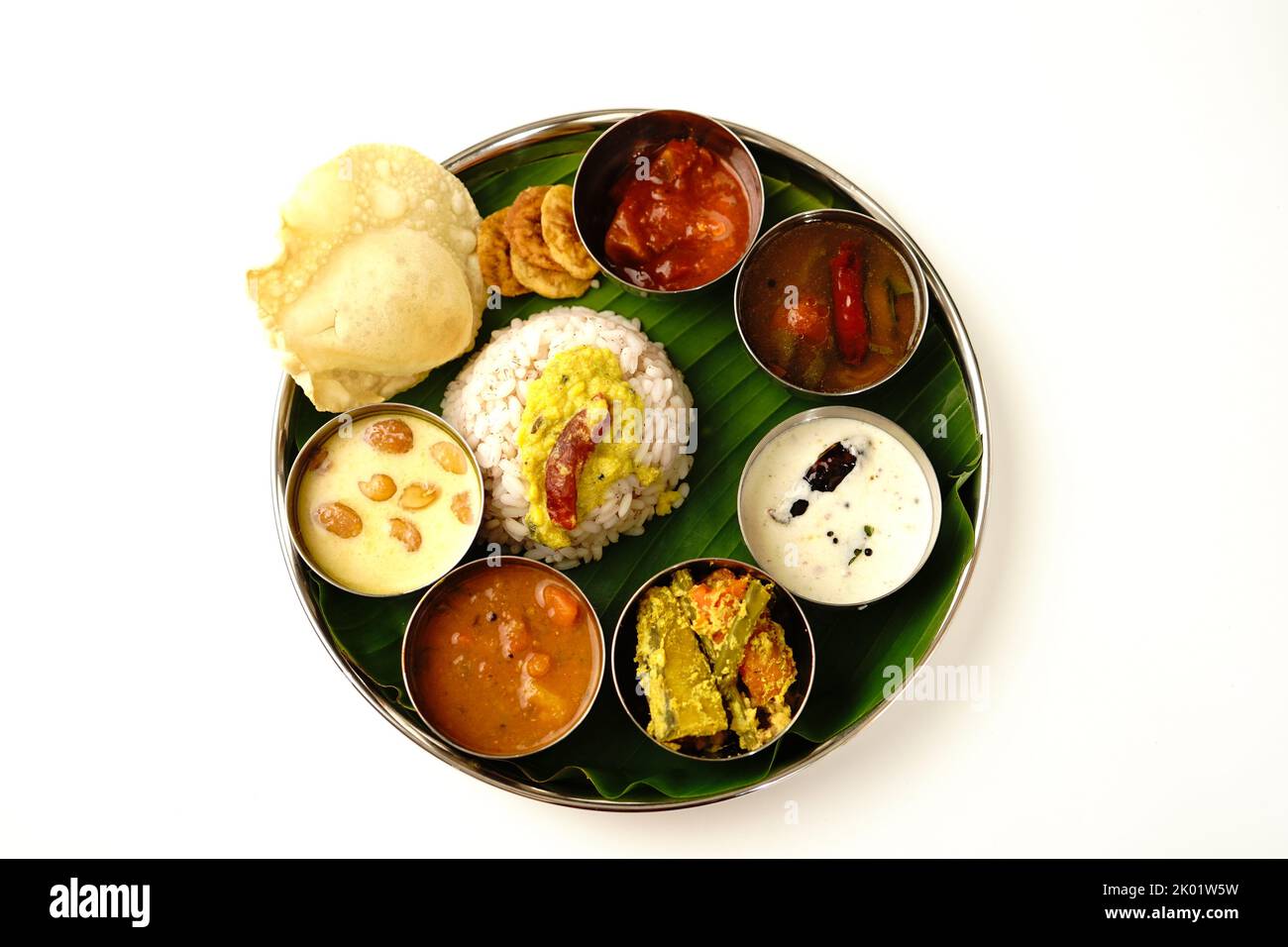 Onam Fest Onam Sadya - vegetarische Thali isoliert auf weißem Hintergrund mit Kopierraum Stockfoto