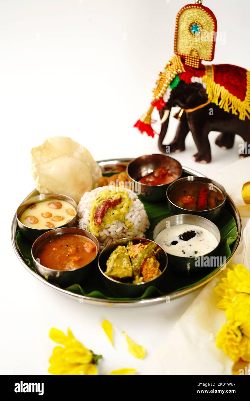 Onam Fest Onam Sadya - vegetarische Thali isoliert auf weißem Hintergrund mit Kopierraum Stockfoto