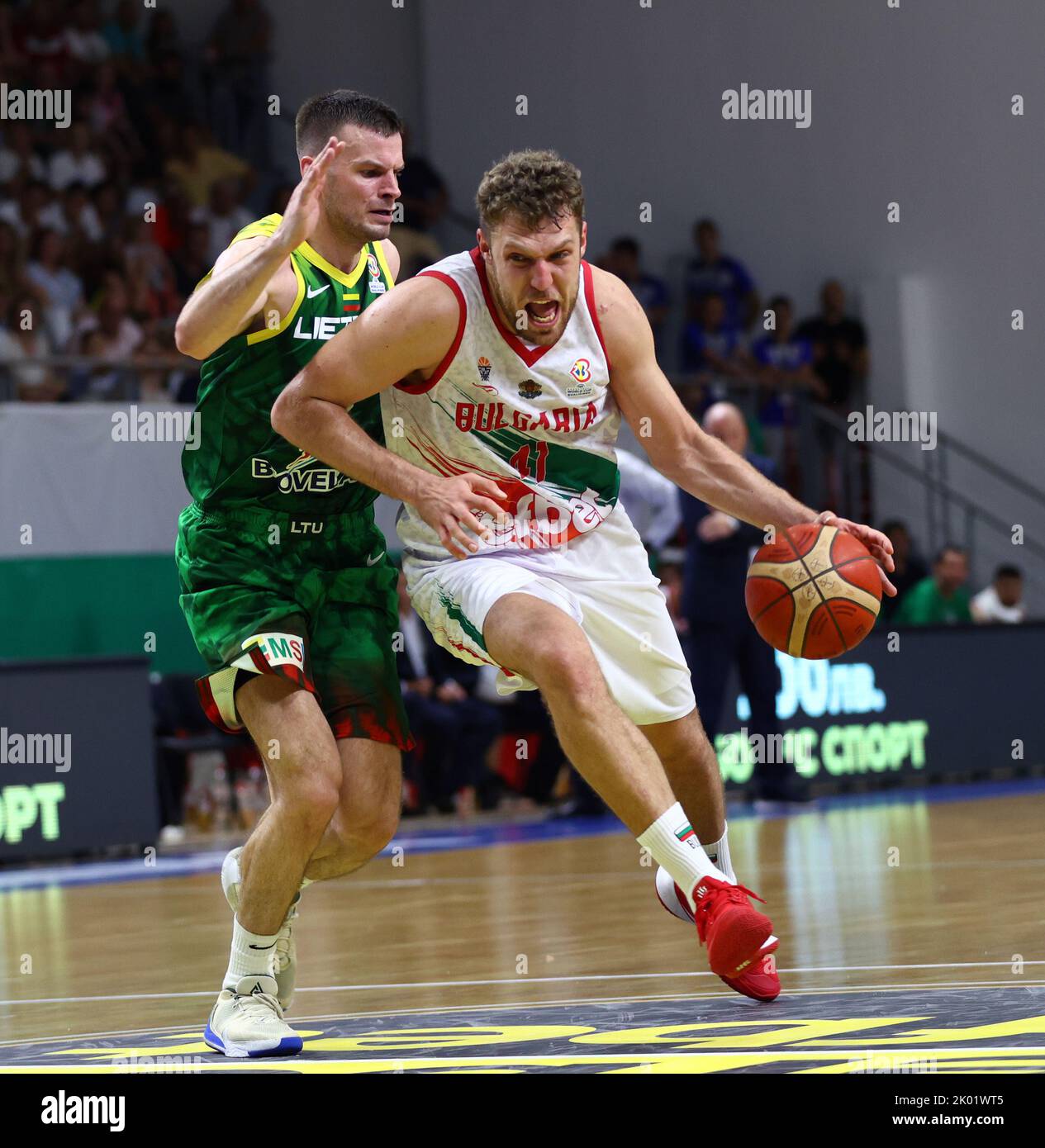 Samokov, Bulgarien - 1. Juli 2022: Aleksandar Vezenkov (R) aus Bulgarien wird während der Europameisterschaft 2023 der FIBA Basketball-Weltmeisterschaft in Bulgarien in Aktion gesehen Stockfoto
