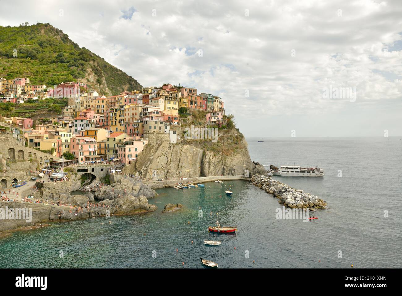 Dorf von Manarola bewölkte Landschaft, Cinque Terre, Ligurien, Italien Stockfoto
